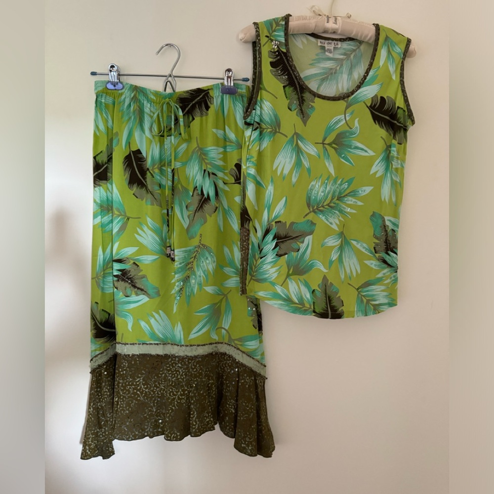 Beautiful Ku de ta' Women’s Top and Skirt, Size M